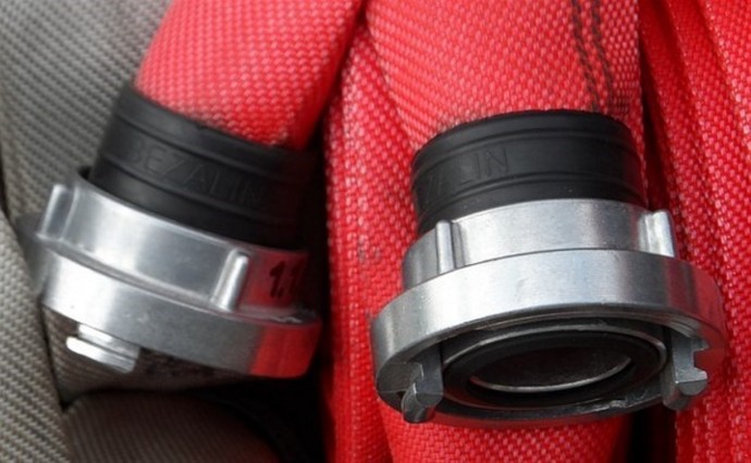 Детские коляски горели в пятиэтажке в Охе