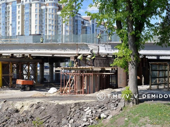 В Белгороде на мосту через Везёлку монтируют опалубку и армируют опоры