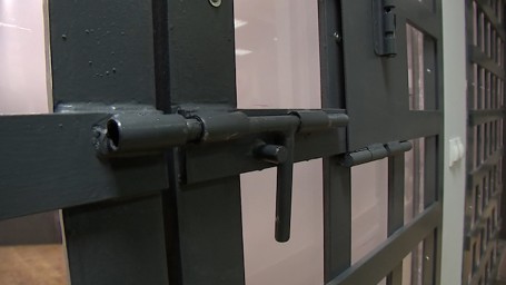 В Петербурге отправили под стражу мужчину, угощавшего детей наркотиками