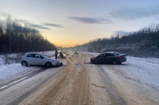 В пригороде Саранска «Шевроле Лачетти» столкнулся с «Киа Церато», пострадал водитель