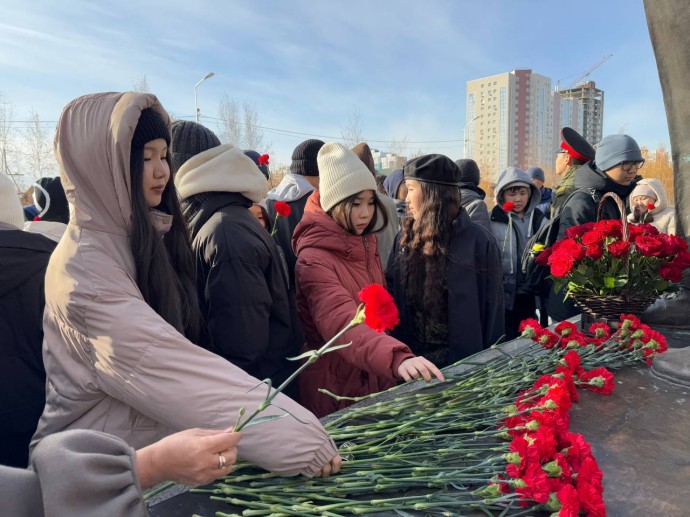 В Якутске почтили память народного учителя Михаила Алексеева
