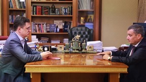 Александр Новак встретился с губернатором Курской области Александром Хинштейном Александр Новак встретился с губернатором Курской области Александром Хинштейном
