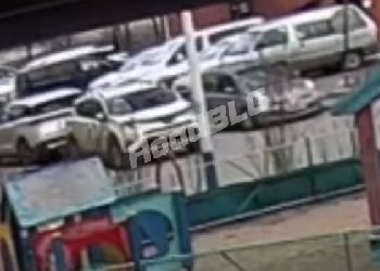 Выехал из-за припаркованного авто: в Благовещенске сбили мальчика на самокате