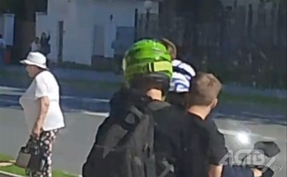 В Южно-Сахалинске заметили троих подростков на мопеде без номеров и шлема