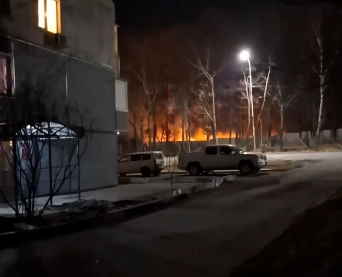 В Приморье крупный пожар вспыхнул рядом со школой