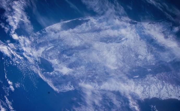 "Соединяются стихии ветра, моря и гор": космонавт Антон Шкаплеров поделился снимком Сахалина