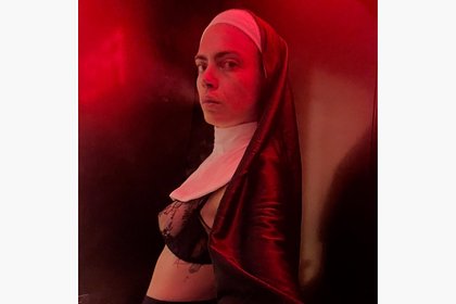 Кара Делевинь показала грудь в прозрачном бюстгальтере