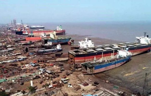 Теневой флот отправляет санкционные танкеры на лом Теневой флот отправляет санкционные танкеры на лом