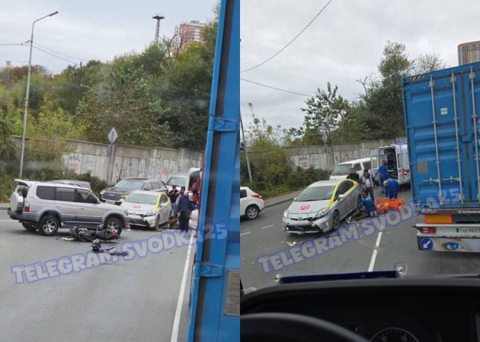 Мотосезон закончился, а аварии нет: мотоциклист влетел в иномарку во Владивостоке Мотосезон закончился, а аварии нет: мотоциклист влетел в иномарку во Владивостоке