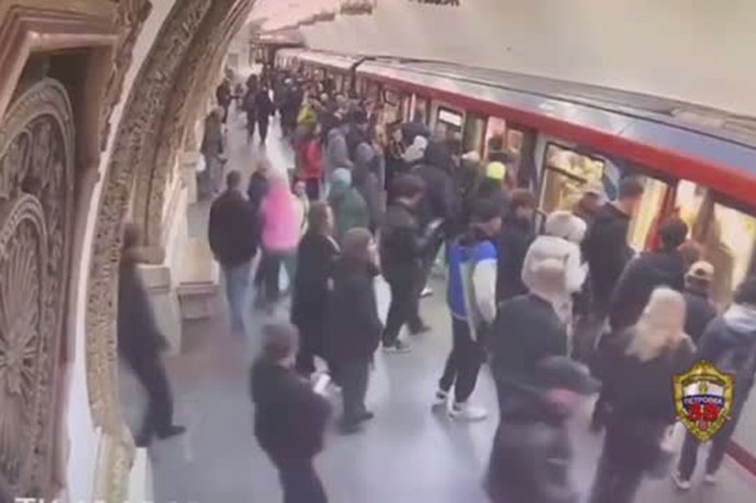 Парень распылил аэрозоль из баллончика в обидевшую его из-за внешности москвичку