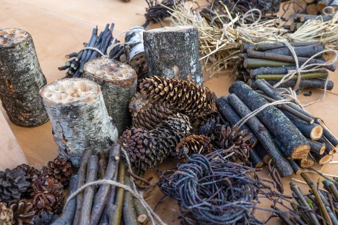 Новогодняя икебана из веток ели, игрушек и шишек