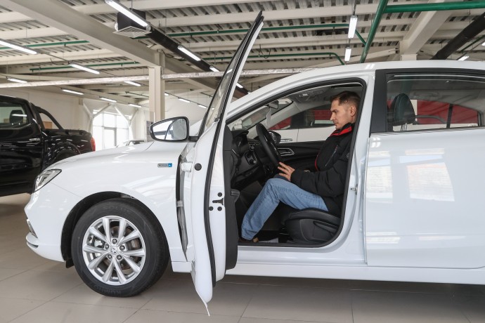 Всплеск продаж новых авто в России стоит ждать не раньше осени