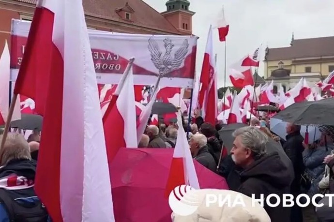 Оппозиция Польши вывела тысячи людей на протест против миграционной политики ЕС Оппозиция Польши вывела тысячи людей на протест против миграционной политики ЕС