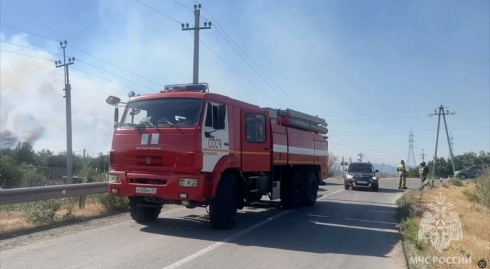 Устрашающие кадры в фоторепортаже: огненная стихия бушует под Астраханью