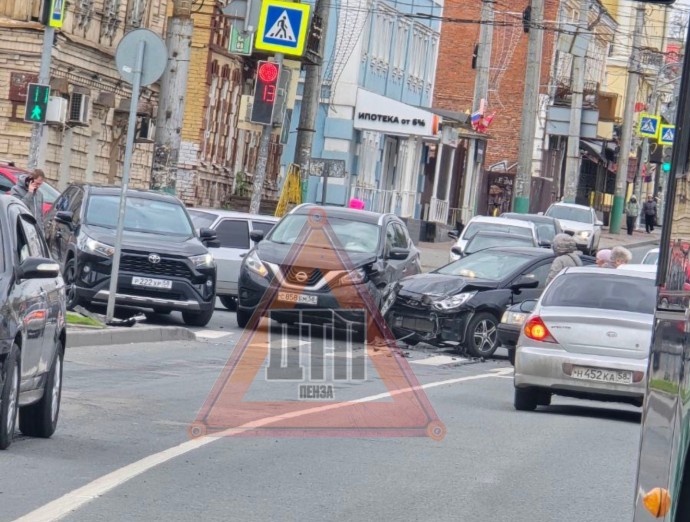 На перекрестке в центре Пензы случилась жесткая авария