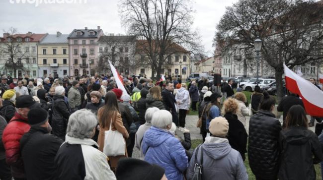 Протестующие против мигрантов поляки взяли штурмом горсовет в Радоме