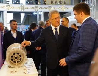 Радий Хабиров осмотрел в Уфе экспозиции Российского энергофорума