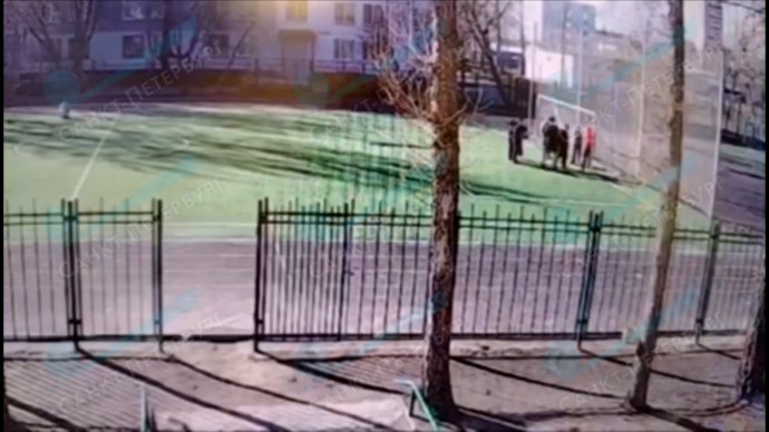 Полицейские ищут подростков, которые издевались над школьником на футбольном поле в Петербурге