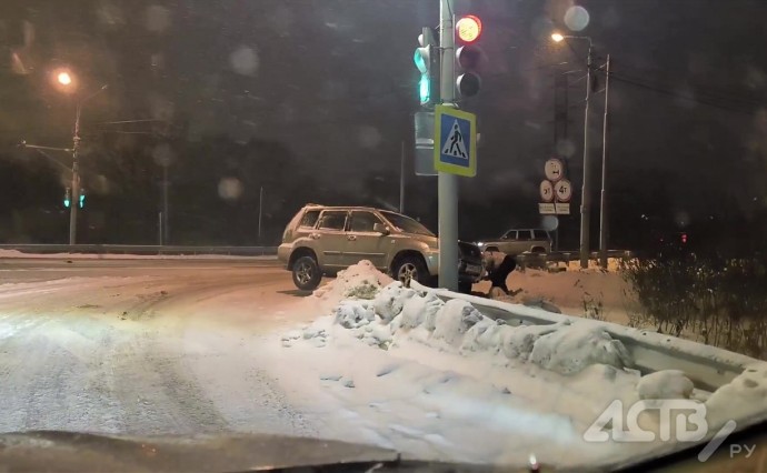 Автомобиль едва не протаранил светофорный столб в Южно-Сахалинске Автомобиль едва не протаранил светофорный столб в Южно-Сахалинске