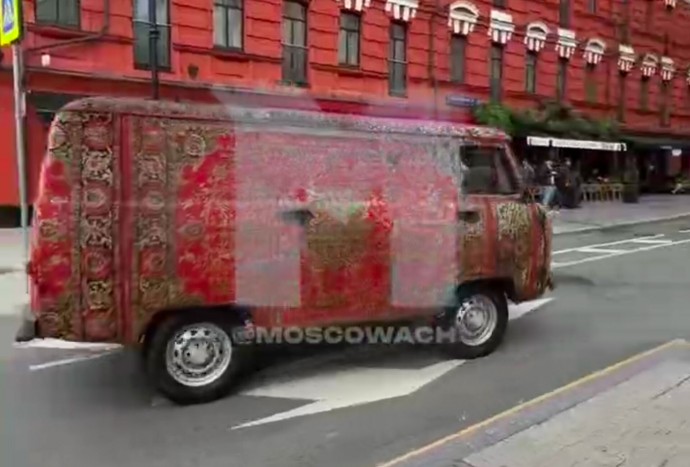 В самом известном районе столицы замечена «ковровая буханка». Такую машину здесь еще не видели