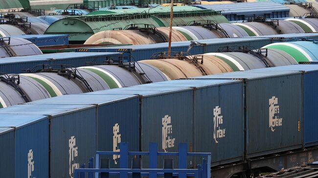 Груздев заявил об интересе России к сотрудничеству с Индией в области ж/д Груздев заявил об интересе России к сотрудничеству с Индией в области ж/д