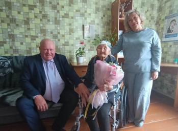 На севере Бурятии долгожительницу поздравили со 102-летием