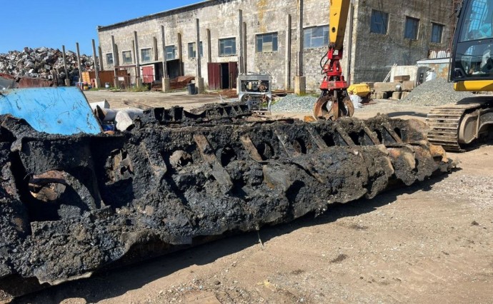 Из бухты Лососей на Сахалине вывезли металлолом от двух затонувших судов