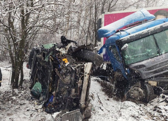 В Советском районе столкнулись грузовик и внедорожник: два человека погибли В Советском районе столкнулись грузовик и внедорожник: два человека погибли