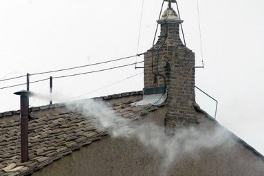 Из трубы Сикстинской капеллы валит белый дым — конклав выбрал нового папу римского