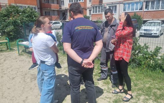 В Курске специалисты Минприроды обсудили с жителями ситуацию с запахом гари после пожара на заводе АПЗ-20