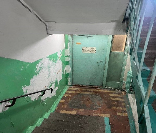 В Улан-Удэ «управляшку» по-крупному оштрафовали за грязный подъезд