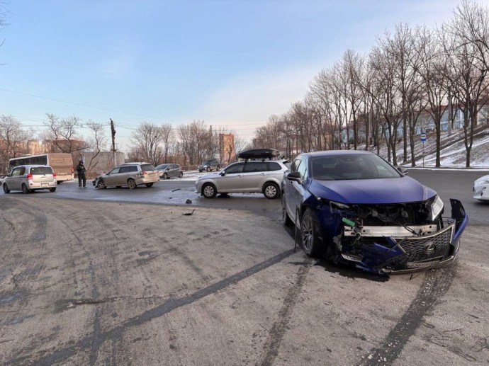 Lexus в «тотал»: ошибка на перекрестке обернулась жестким ДТП во Владивостоке Lexus в «тотал»: ошибка на перекрестке обернулась жестким ДТП во Владивостоке