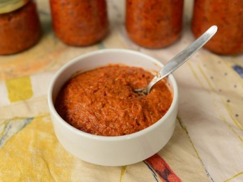 Кабачковую икру с грибами готовят с куркумой и сушеными травами