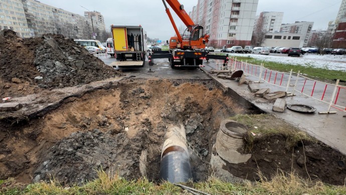 Специалисты «Теплосети» заменили теплопровод на пр. Большевиков, 30/1, на два часа раньше нормативного срока