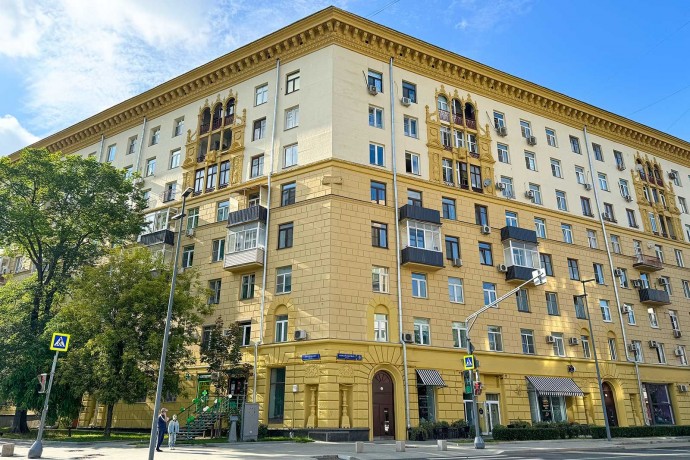 Свыше 400 домов с декорированными порталами входов обновили в Москве за 10 лет