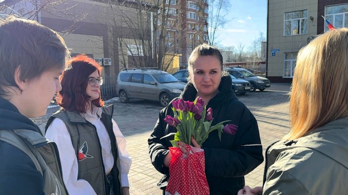 Накануне 8 марта Молодёжка Народного фронта поздравила более 80 новгородок