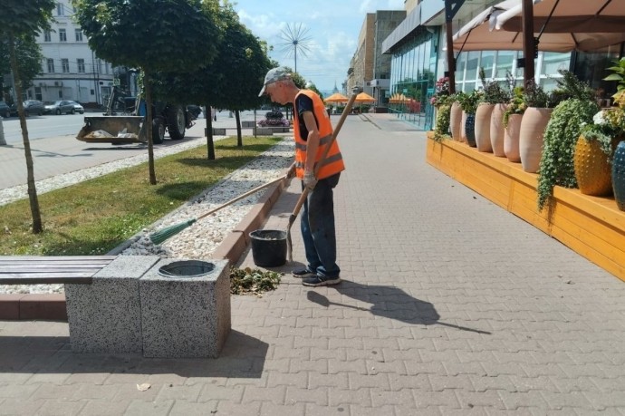 В Курске к уборке улиц подключились 64 человека и 55 спецмашин