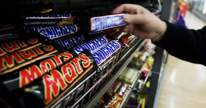 Snickers и Twix исчезнут с полок «Пятёрочки» и «Перекрёстка»