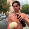 Москвич помылся в луже из-за отключения горячей воды