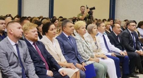 Около 600 участников августовского совещания в ЛНР обсудили ключевые задачи на 2025/26 учебный год
