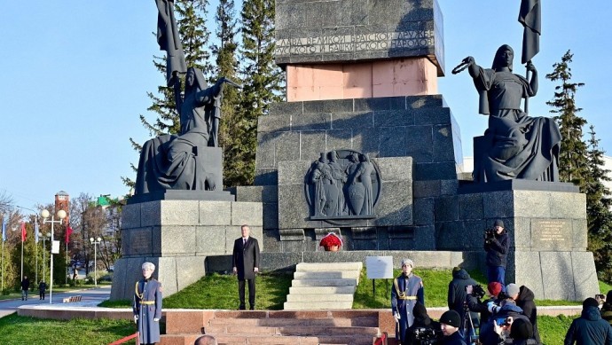 Радий Хабиров возложил цветы к Монументу Дружбы в Уфе Радий Хабиров возложил цветы к Монументу Дружбы в Уфе