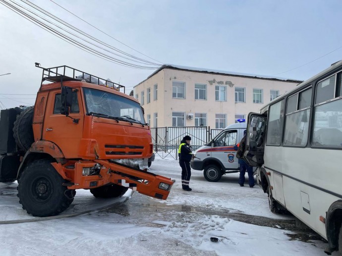 Девять человек пострадали при столкновении автобуса и большегруза в Якутске