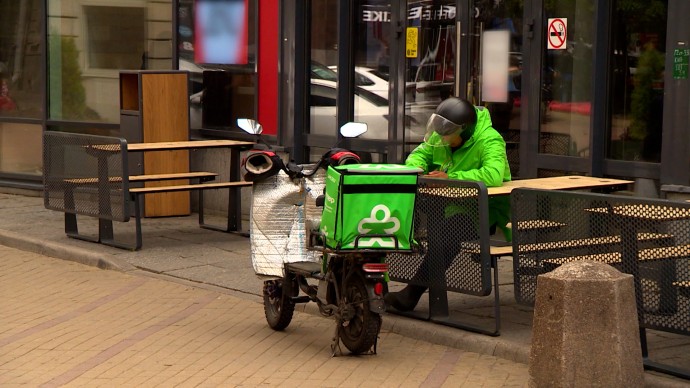 В Петербурге зарплата курьеров выросла на 29 тысяч рублей