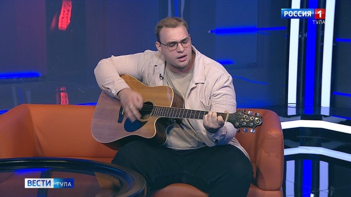 Туляк пишет песни и поёт бойцам для поднятия духа
