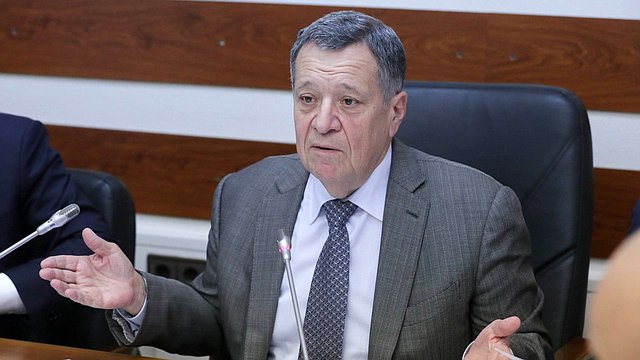 Андрей Макаров: ко второму чтению законопроекта о федеральном бюджете на 2026-2028 годы поступило 715 поправок Андрей Макаров: ко второму чтению законопроекта о федеральном бюджете на 2026-2028 годы поступило 715 поправок