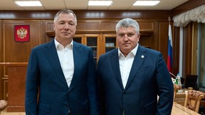 Марат Хуснуллин провёл рабочую встречу с губернатором Новгородской области Александром Дроновым Марат Хуснуллин провёл рабочую встречу с губернатором Новгородской области Александром Дроновым