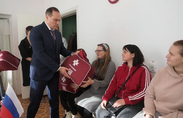 Артём Здунов встретился с мордовскими медиками в Каланчаке и вручил подарки будущим мамам Артём Здунов встретился с мордовскими медиками в Каланчаке и вручил подарки будущим мамам