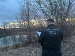 Из воды достали труп упавшего с лодки рыбака