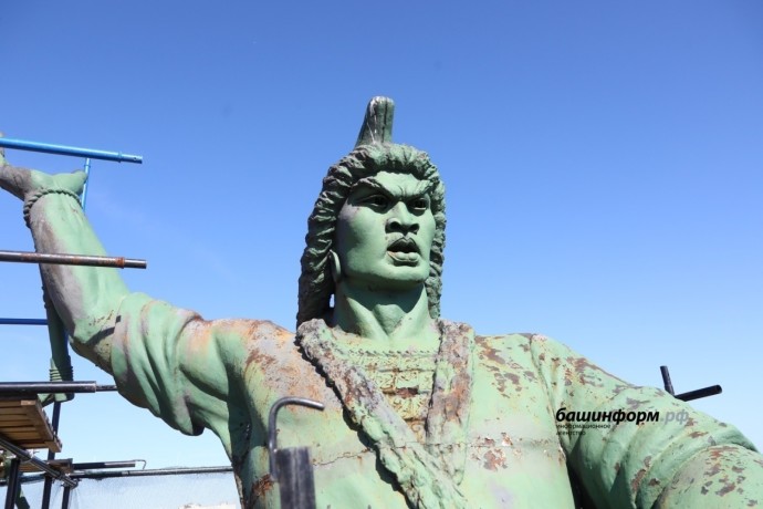 В Уфе начали разбирать памятник Салавату Юлаеву