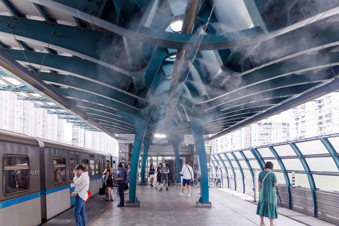 На станции метро «Улица Скобелевская» тестируют туманизатор, который снижает температуру воздуха на платформе На станции метро «Улица Скобелевская» тестируют туманизатор, который снижает температуру воздуха на платформе